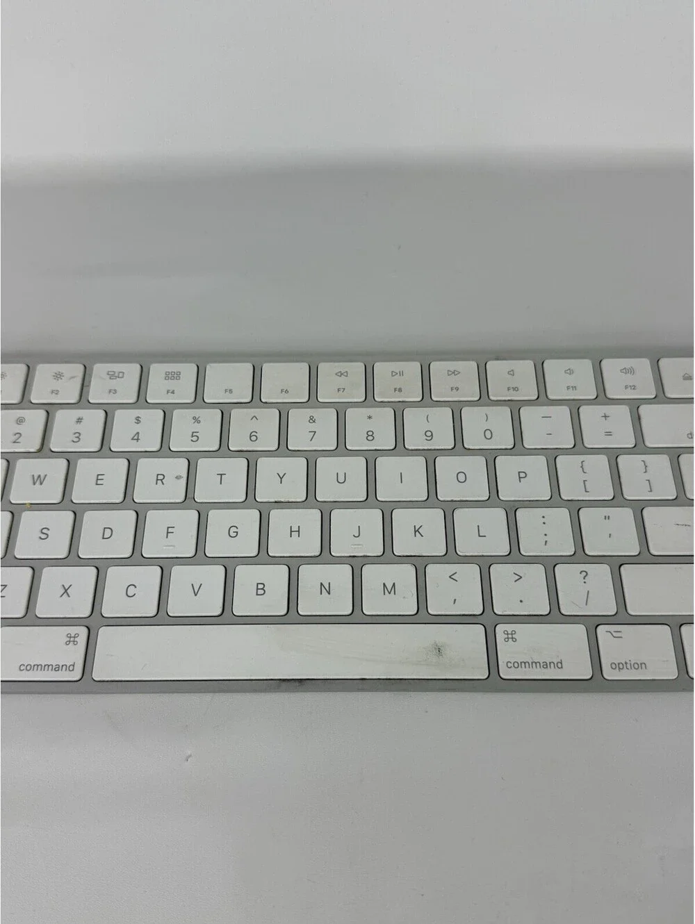 Apple A1843 Wireless Keyboard w/ Numeric Keypad MQ052LL/A Bluetooth Grade B